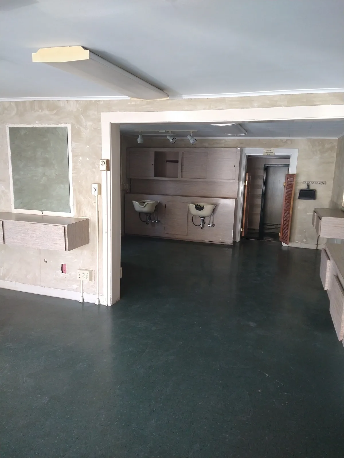 Versatile Commercial Space for Lease Near Monroe County Courthouse, 119 sqm, retail activation, pop-up rental in Stroudsburg…