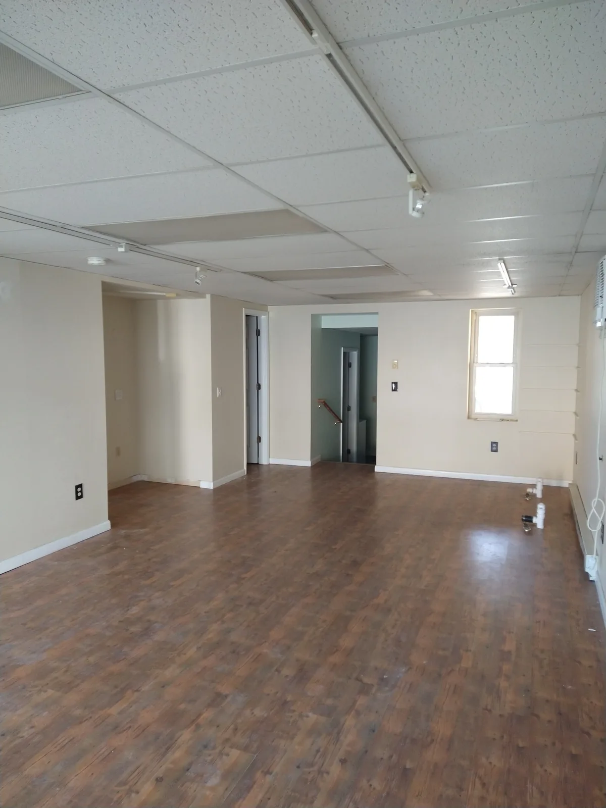 Versatile Commercial Space for Lease Near Monroe County Courthouse, 119 sqm, retail activation, pop-up rental in Stroudsburg…