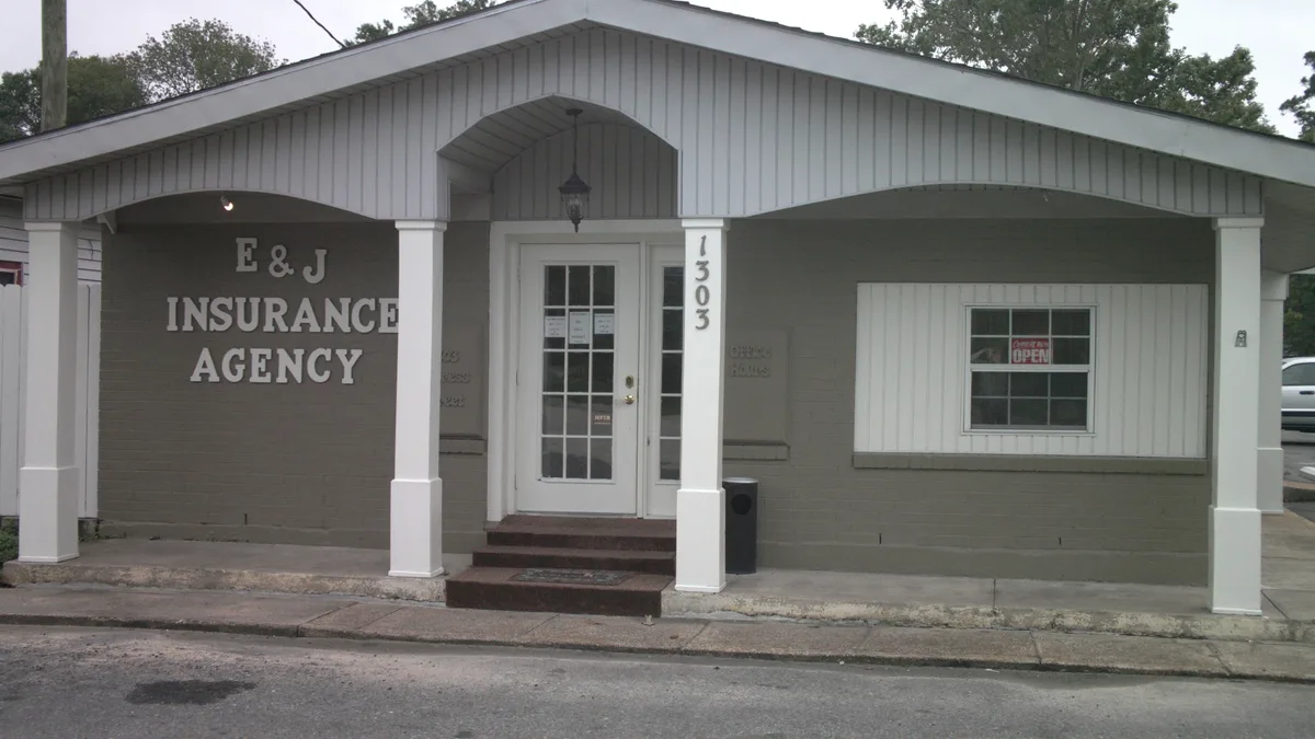 Versatile Commercial Space on Cypress Street, 112 sqm, retail activation, pop-up rental in Sulphur