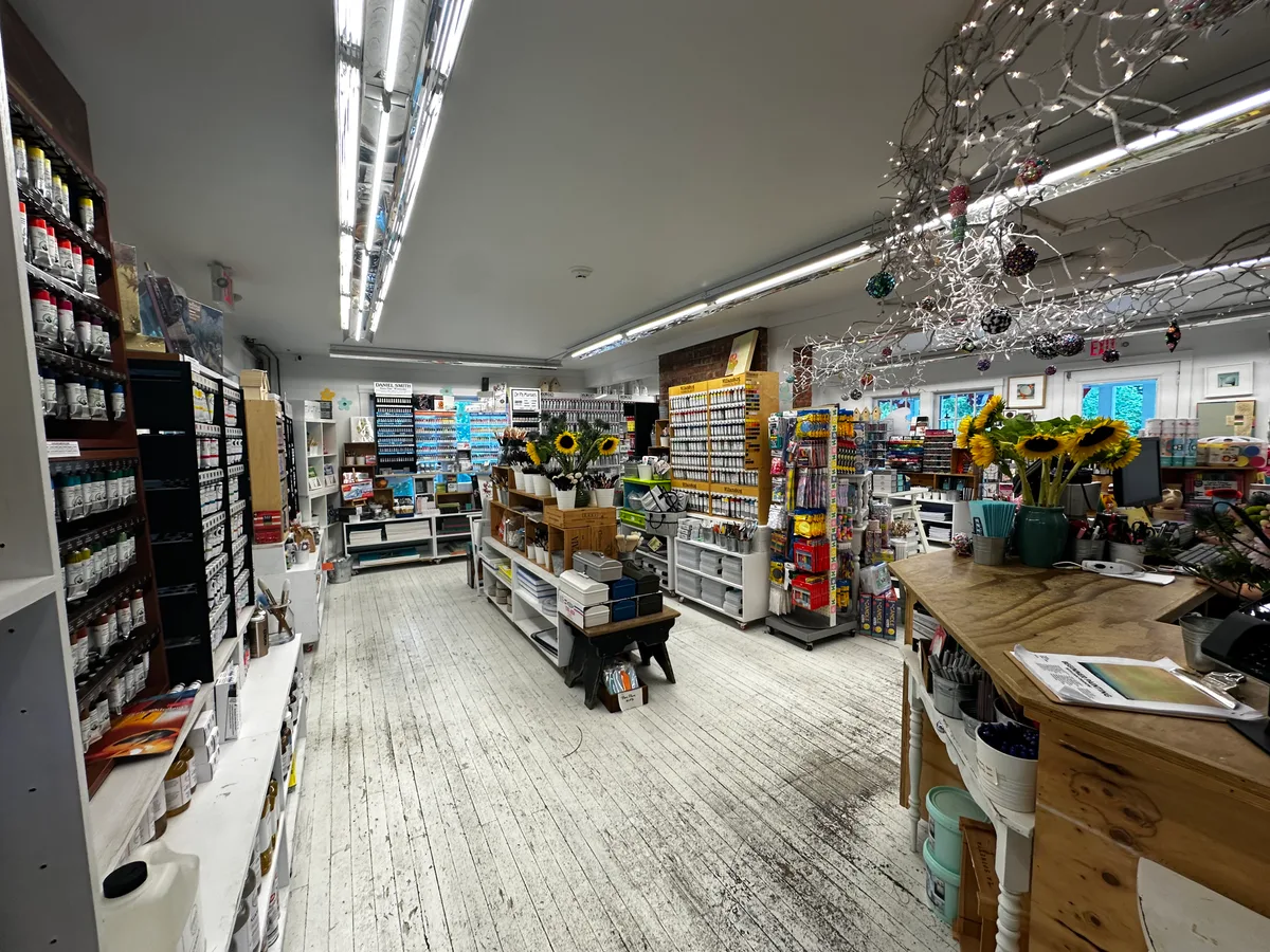 Versatile Commercial Space on North Main Street, 232 sqm, retail activation, pop-up rental in East Hampton