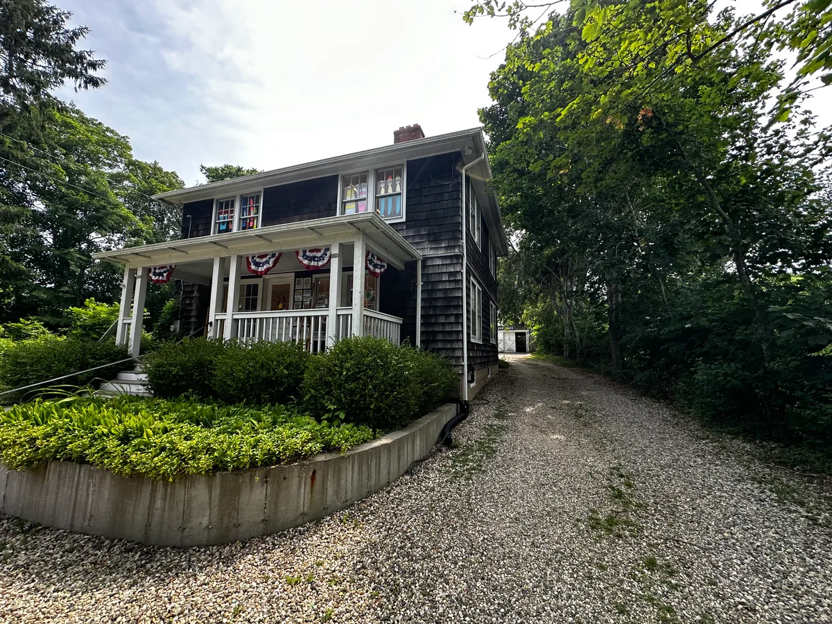 Versatile Commercial Space on North Main Street, 232 sqm, retail activation, pop-up rental in East Hampton, second interior…