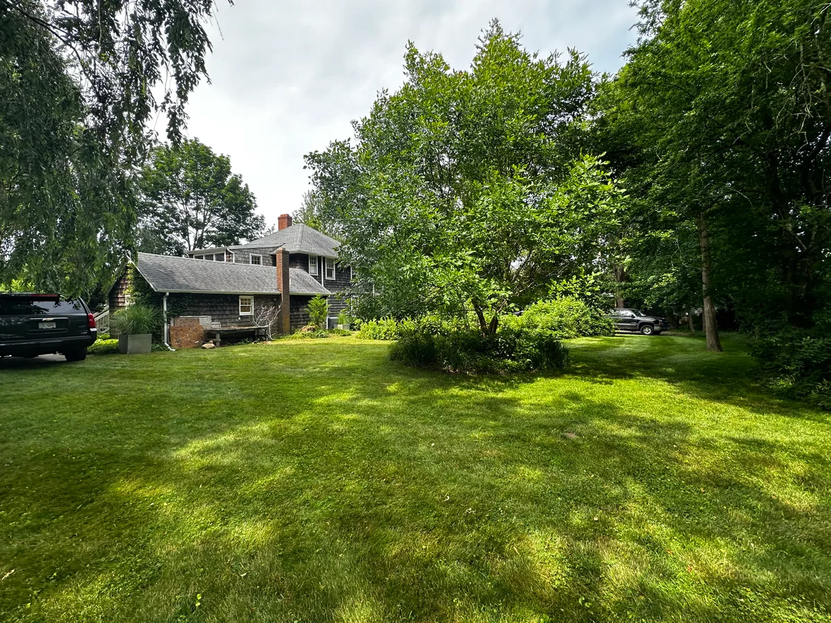 Versatile Commercial Space on North Main Street, 232 sqm, retail activation, pop-up rental in East Hampton, additional inter…