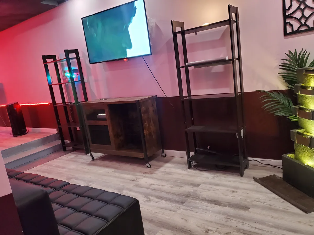 Versatile Commercial Space with Key Amenities, 102 sqm, networking event, pop-up rental in Queens, interior view