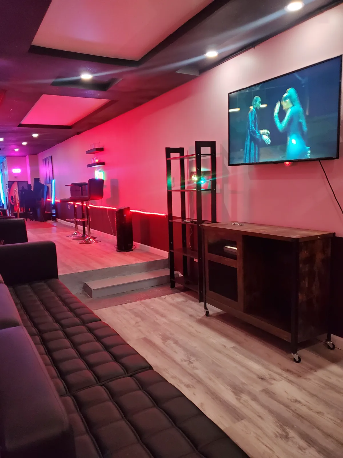 Versatile Commercial Space with Key Amenities, 102 sqm, networking event, pop-up rental in Queens, second interior view