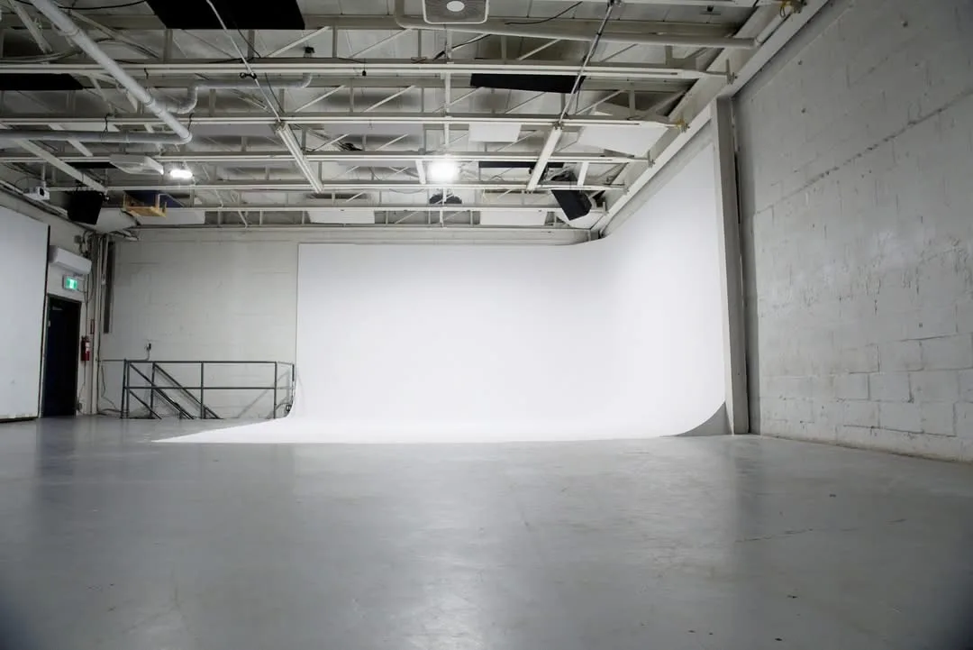 Versatile Commercial Space with On-Site Amenities, 232 sqm, showroom presentation, pop-up rental in Montreal, interior view