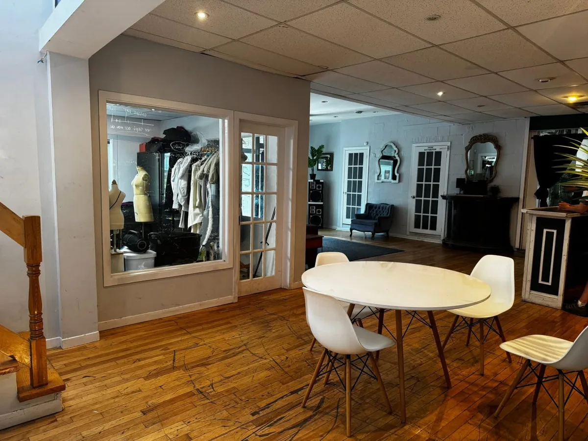 Versatile Commercial Space with On-Site Amenities, 232 sqm, showroom presentation, pop-up rental in Montreal, third interior…