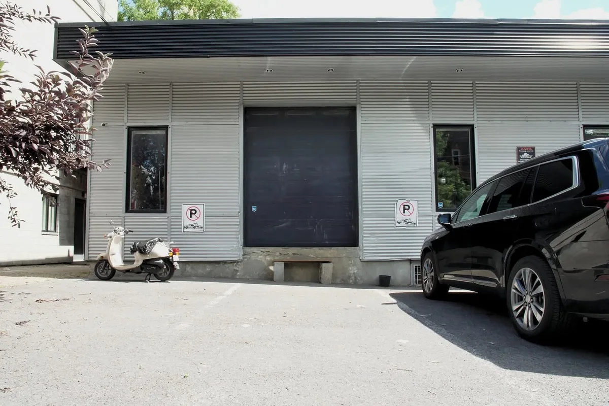Versatile Commercial Space with On-Site Amenities, 232 sqm, showroom presentation, pop-up rental in Montreal, additional int…