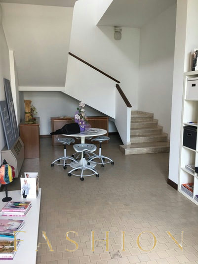 Versatile Creative Space for Rent in Saccolongo, 800 sqm, showroom presentation, pop-up rental in Zona Industriale
