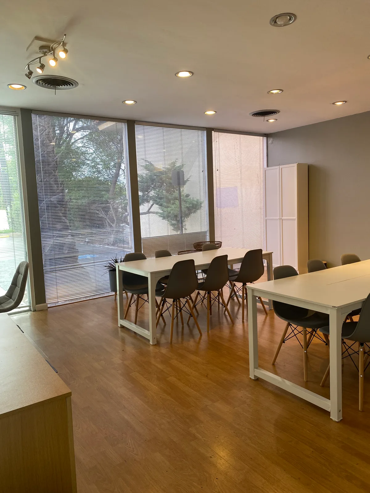 Versatile Creative Space with Classrooms and Offices, 84 sqm, retail activation, pop-up rental in Thousand Oaks, interior vi…