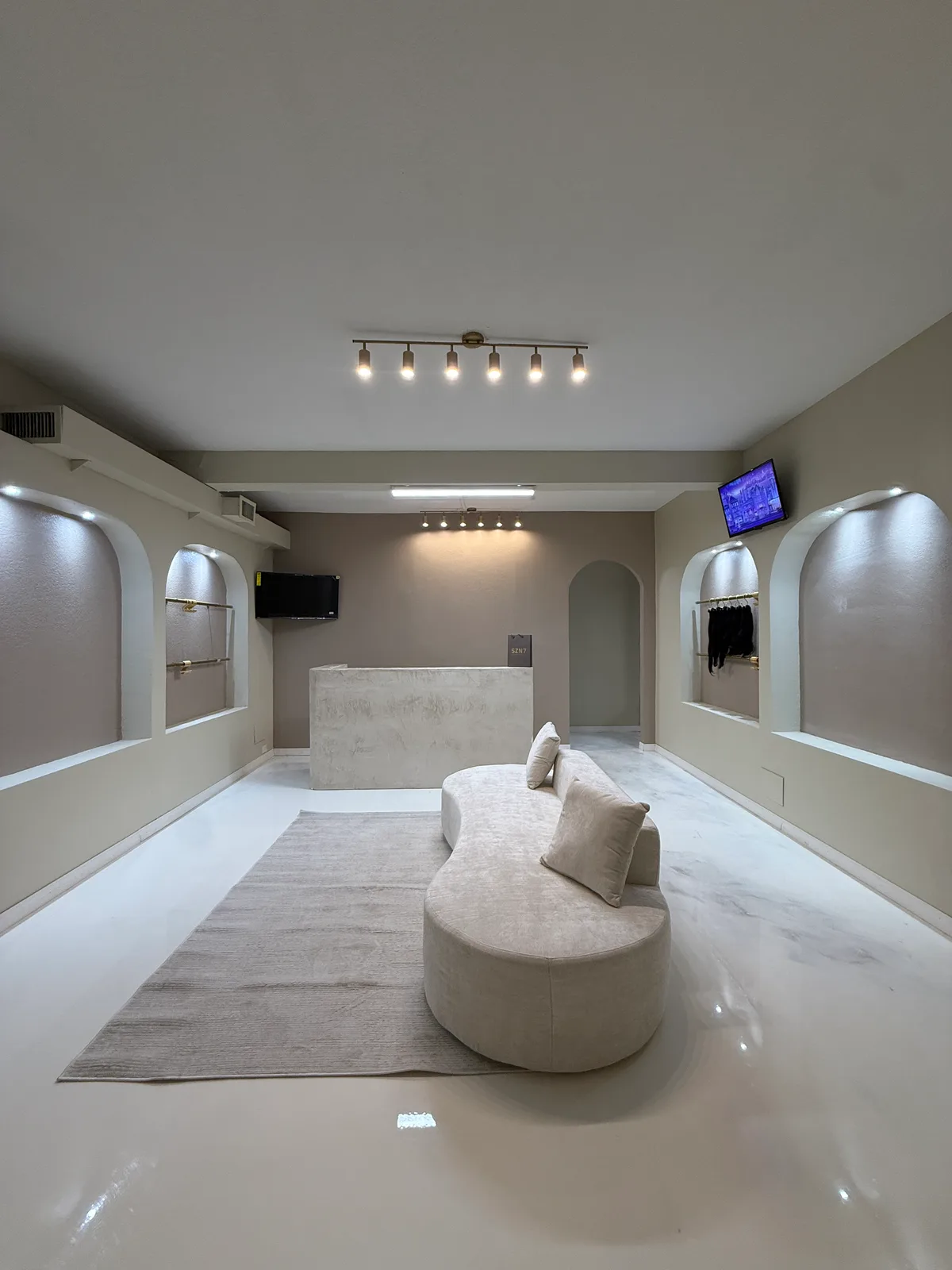 Versatile Creative Studio for Photo and Video Production, 49 sqm, photo shoot, pop-up rental in Tampa