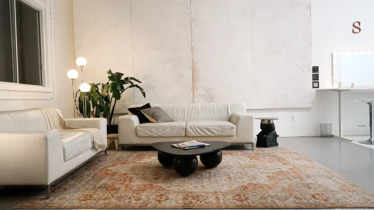 Versatile Creative Studio with Cyclorama in Montreal, 139 sqm, photo shoot, pop-up rental