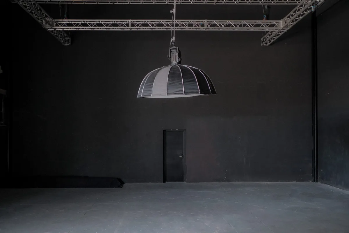 Versatile Creative Studio with Outdoor Area and Parking, 1800 sqm, photo shoot, pop-up rental in Milano, additional interior…