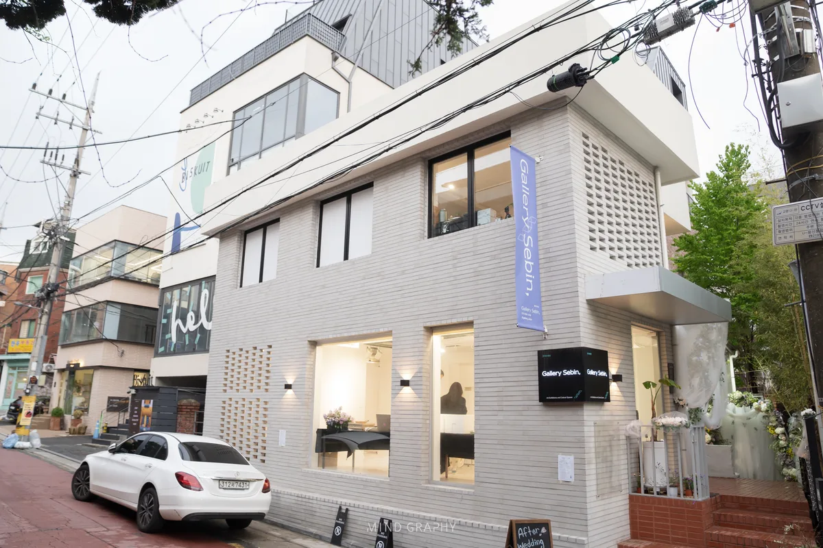 Versatile Cultural Venue with Rooftop Terrace in Gyeongridan-gil, 188 sqm, art exhibition, pop-up rental in Hoenamu-ro 13ga…