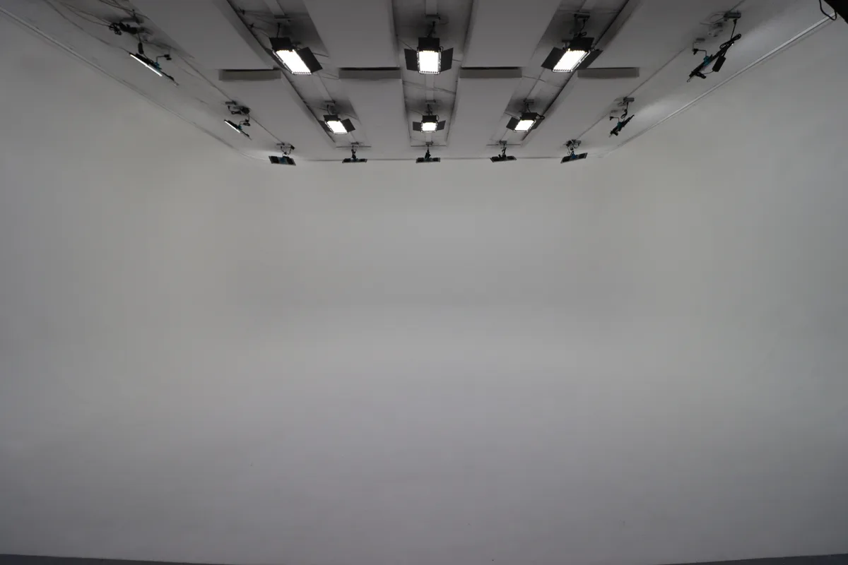 Versatile Cyclorama Studio for Various Productions, 112 sqm, photo shoot, pop-up rental in Saint-Colomban