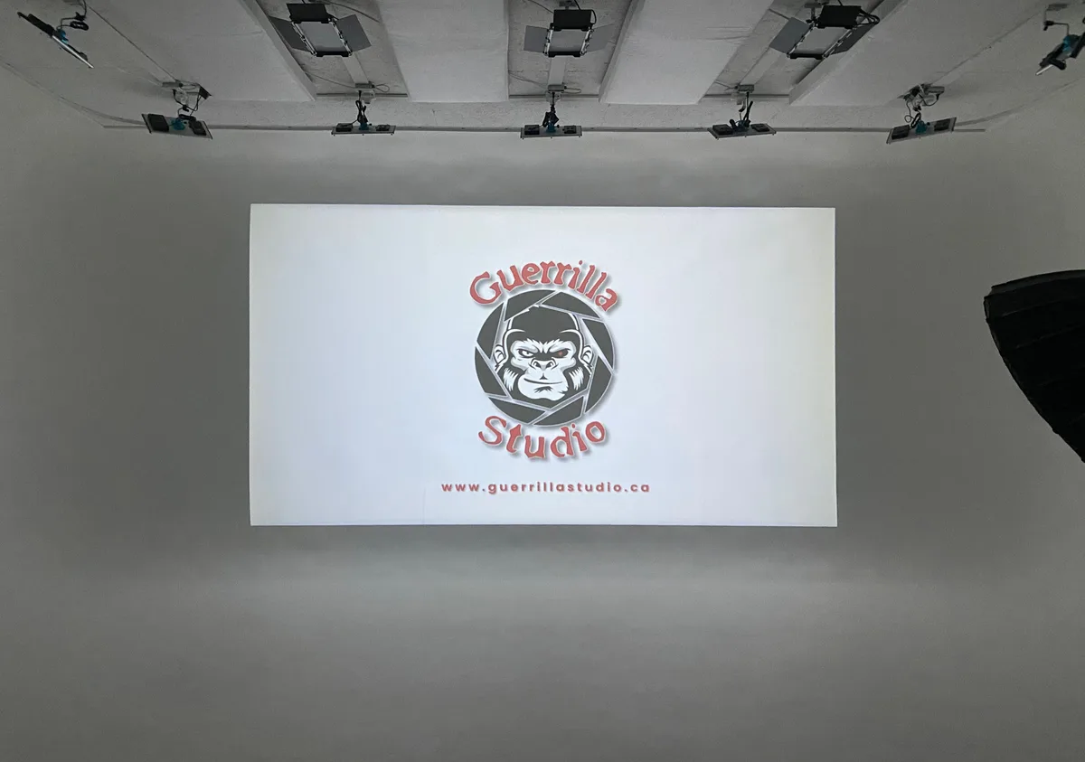 Versatile Cyclorama Studio for Various Productions, 112 sqm, photo shoot, pop-up rental in Saint-Colomban, interior view