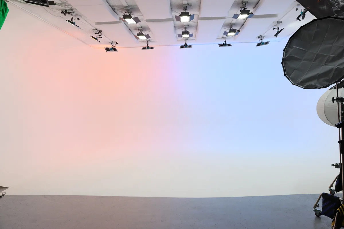 Versatile Cyclorama Studio for Various Productions, 112 sqm, photo shoot, pop-up rental in Saint-Colomban, second interior v…