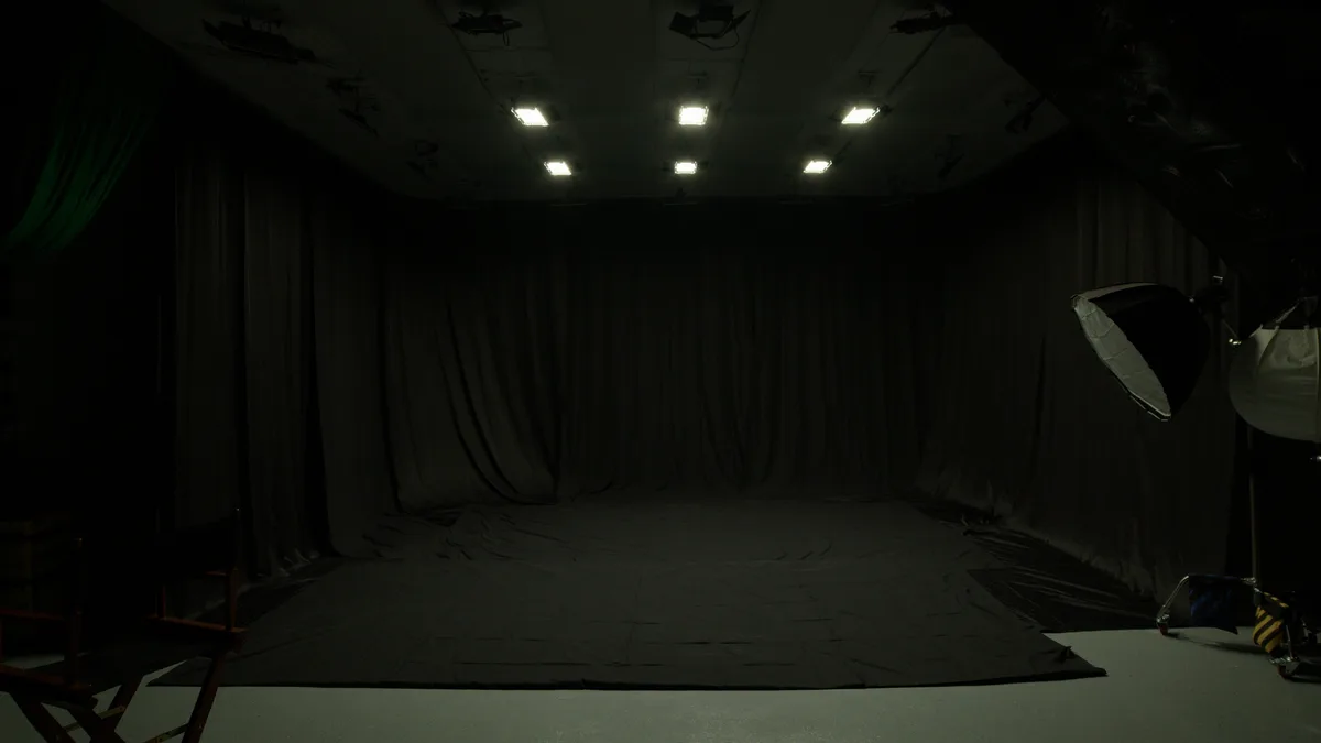 Versatile Cyclorama Studio for Various Productions, 112 sqm, photo shoot, pop-up rental in Saint-Colomban, additional interi…