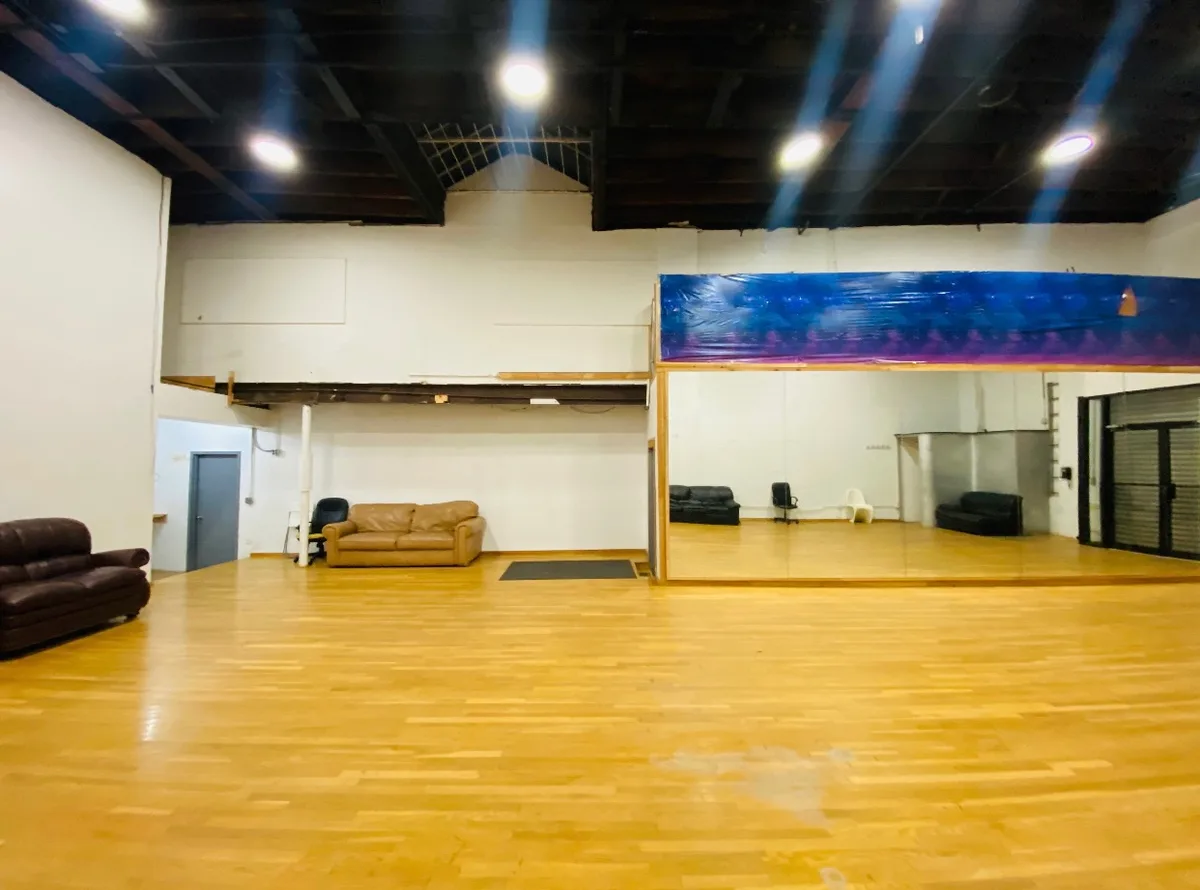 Versatile Dance Studio for Rehearsals and Photoshoots, 204 sqm, pop-up rental in Queens, additional interior view