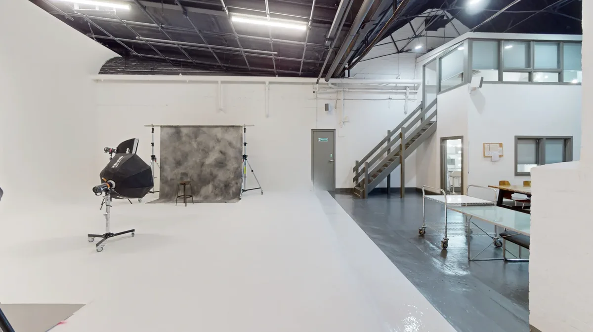 Versatile Drive-In Studio for Car Shoots and Filming, 172 sqm, photo shoot, pop-up rental in Greater London