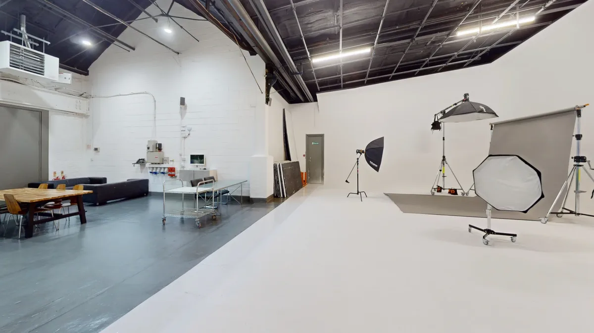 Versatile Drive-In Studio for Car Shoots and Filming, 172 sqm, photo shoot, pop-up rental in Greater London, interior view