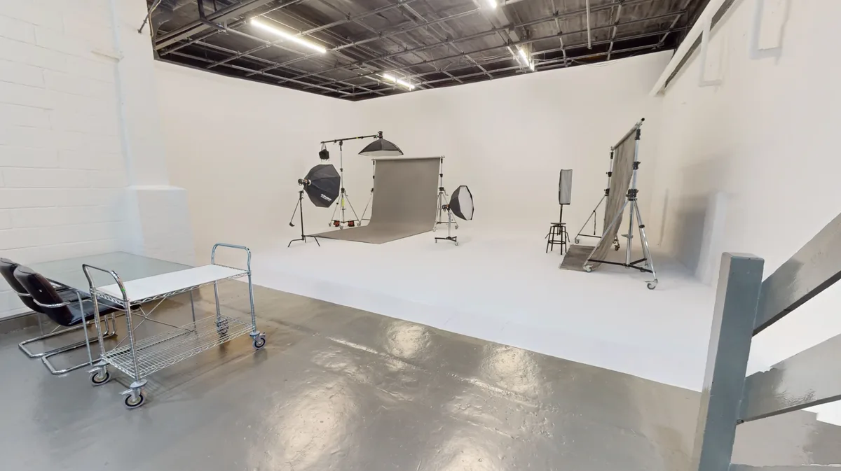 Versatile Drive-In Studio for Car Shoots and Filming, 172 sqm, photo shoot, pop-up rental in Greater London, second interior…