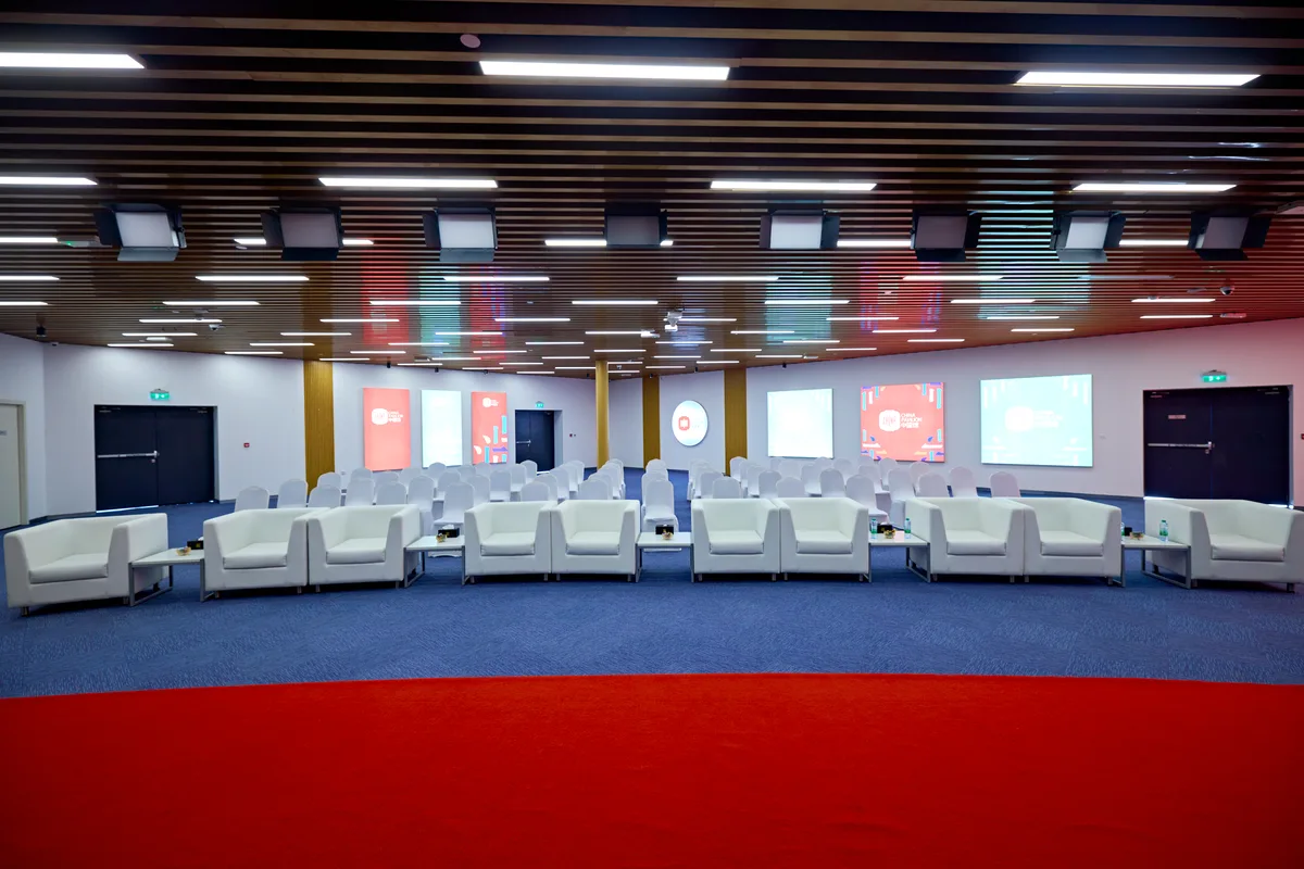 Versatile Event Hall with Comprehensive Amenities, 350 sqm, showroom presentation, pop-up rental in Dubai, interior view