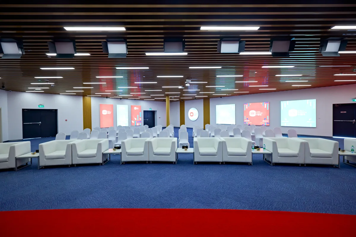 Versatile Event Hall with Comprehensive Amenities, 350 sqm, showroom presentation, pop-up rental in Dubai, additional interi…
