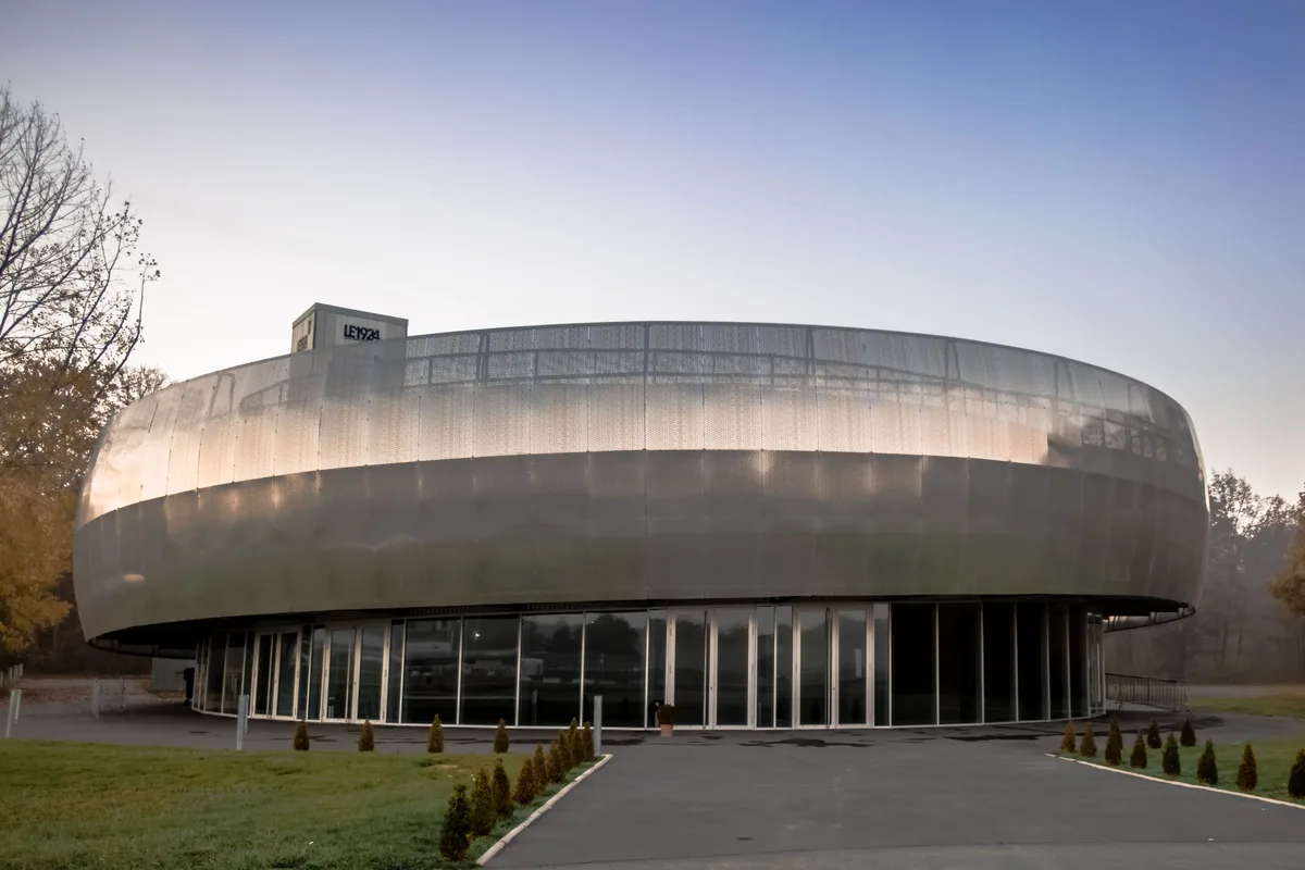 Versatile Event Pavilion at Autodrome UTAC Linas-Montlhéry, 470 sqm, product launch, pop-up rental, additional interior view