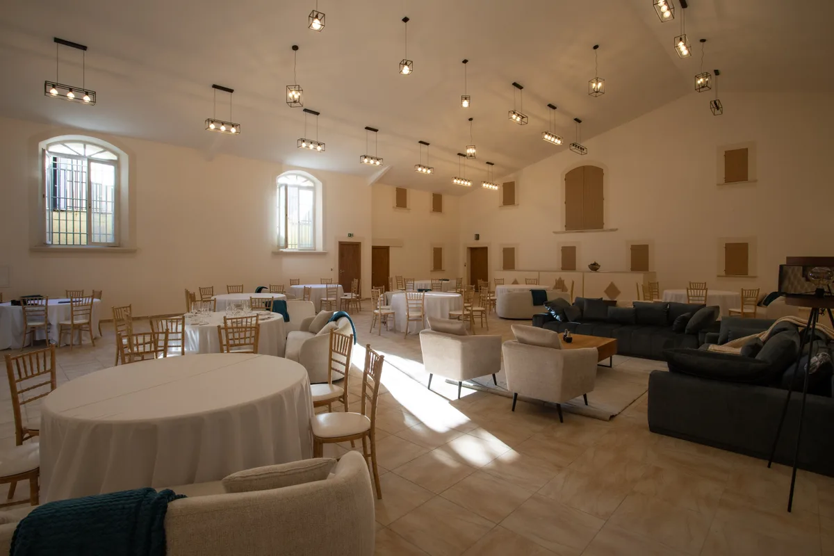 Versatile Event Space at Domaine de la Myrtille, 1650 sqm, showroom presentation, pop-up rental in Pertuis, interior view
