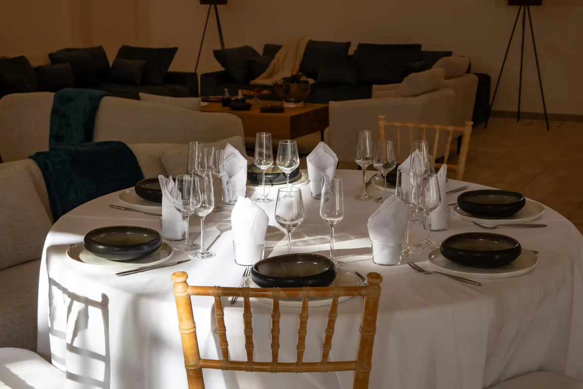 Versatile Event Space at Domaine de la Myrtille, 1650 sqm, showroom presentation, pop-up rental in Pertuis, additional inter…
