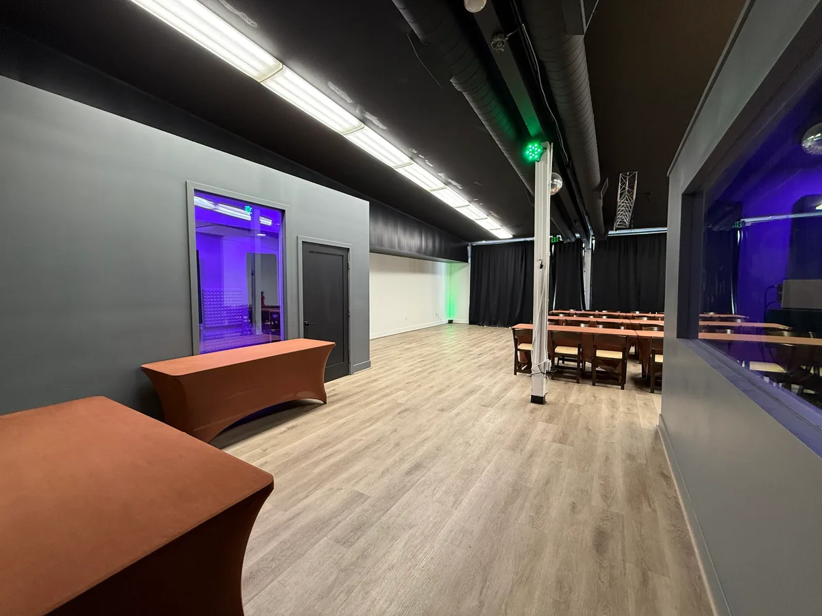 Versatile Event Space for Celebrations and Gatherings, 5 sqm, retail activation, pop-up rental in Fair Oaks, second interior…
