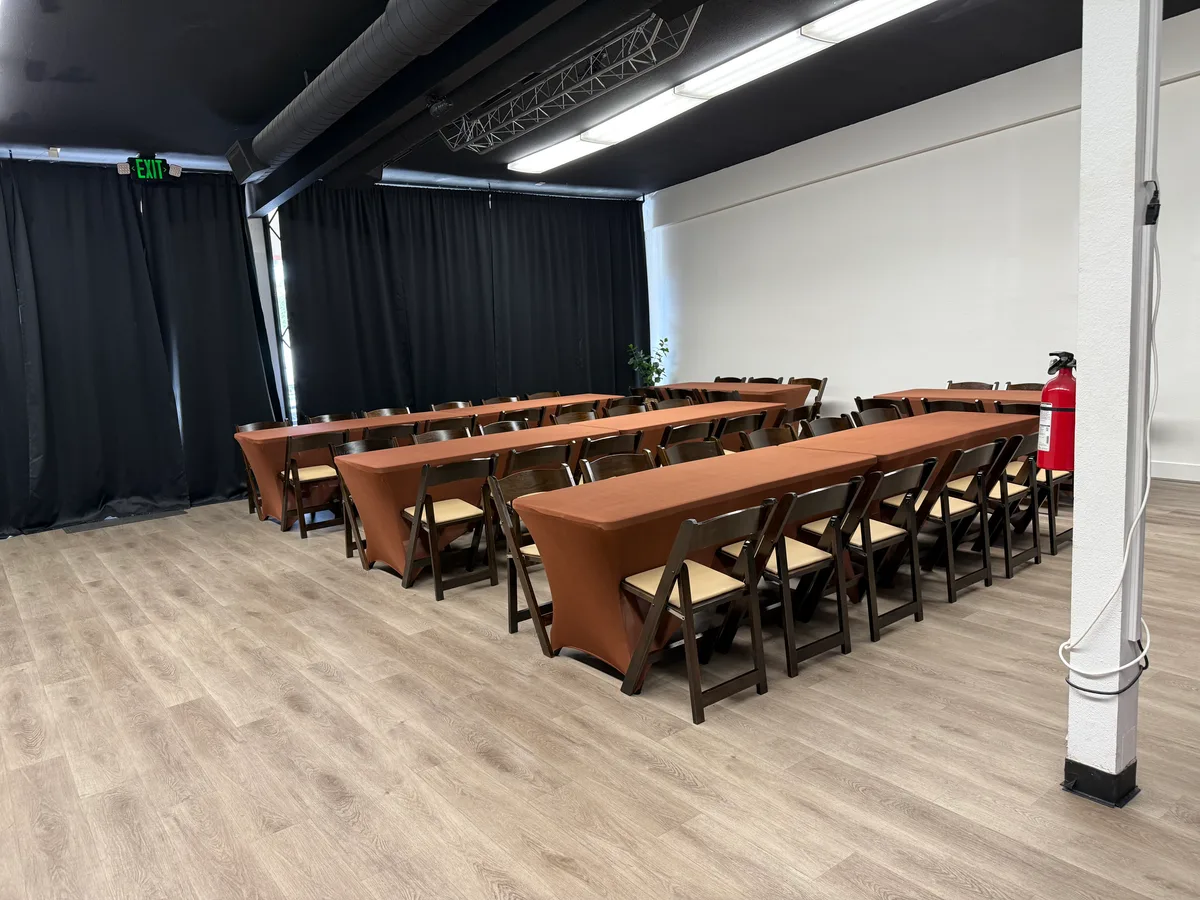 Versatile Event Space for Celebrations and Gatherings, 5 sqm, retail activation, pop-up rental in Fair Oaks, additional inte…
