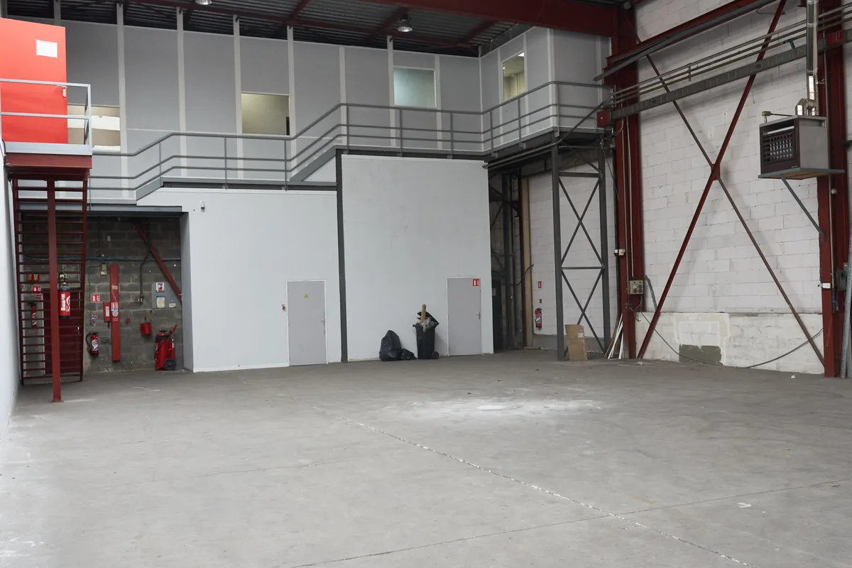 Versatile Event Space for Rentals and Filming, 2500 sqm, private event, pop-up rental in Montigny-le-Bretonneux, additional…