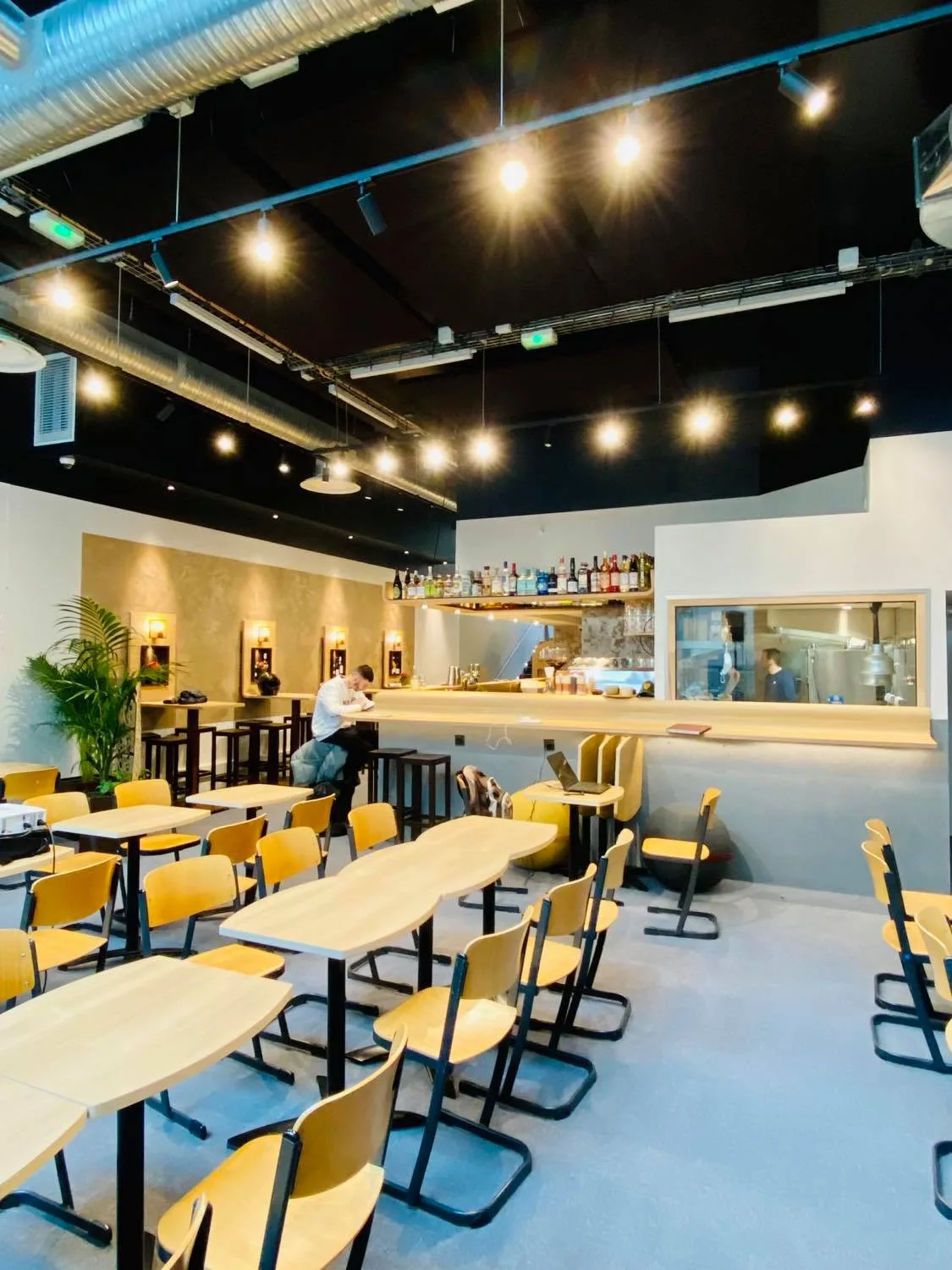 Versatile Event Space for Various Occasions, 100 sqm, art exhibition, pop-up rental in Paris
