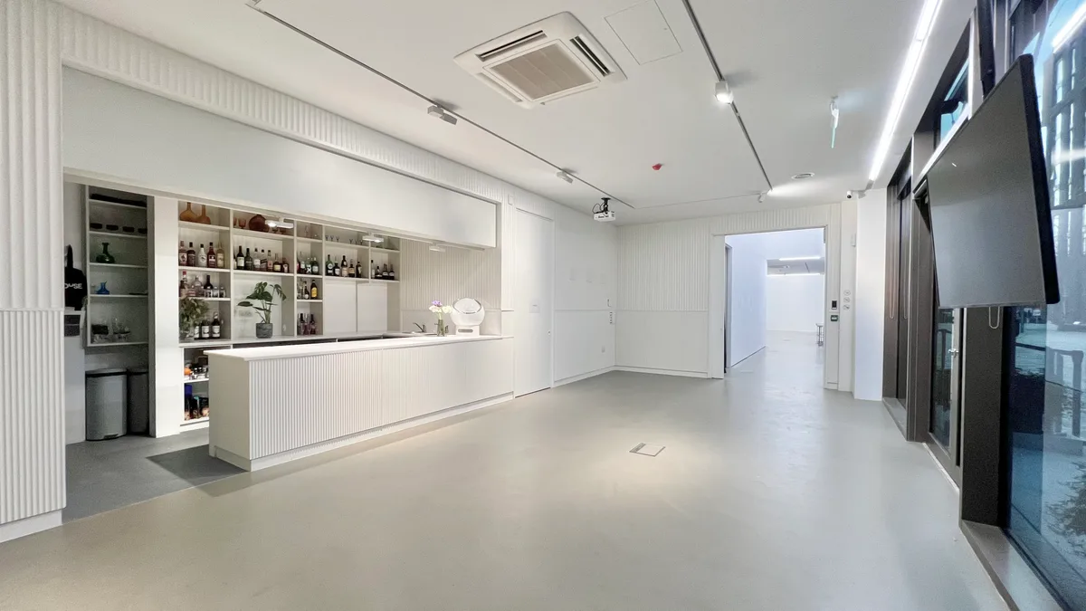Versatile Event Space in New Union Square, 650 sqm, art exhibition, pop-up rental in Greater London, second interior view