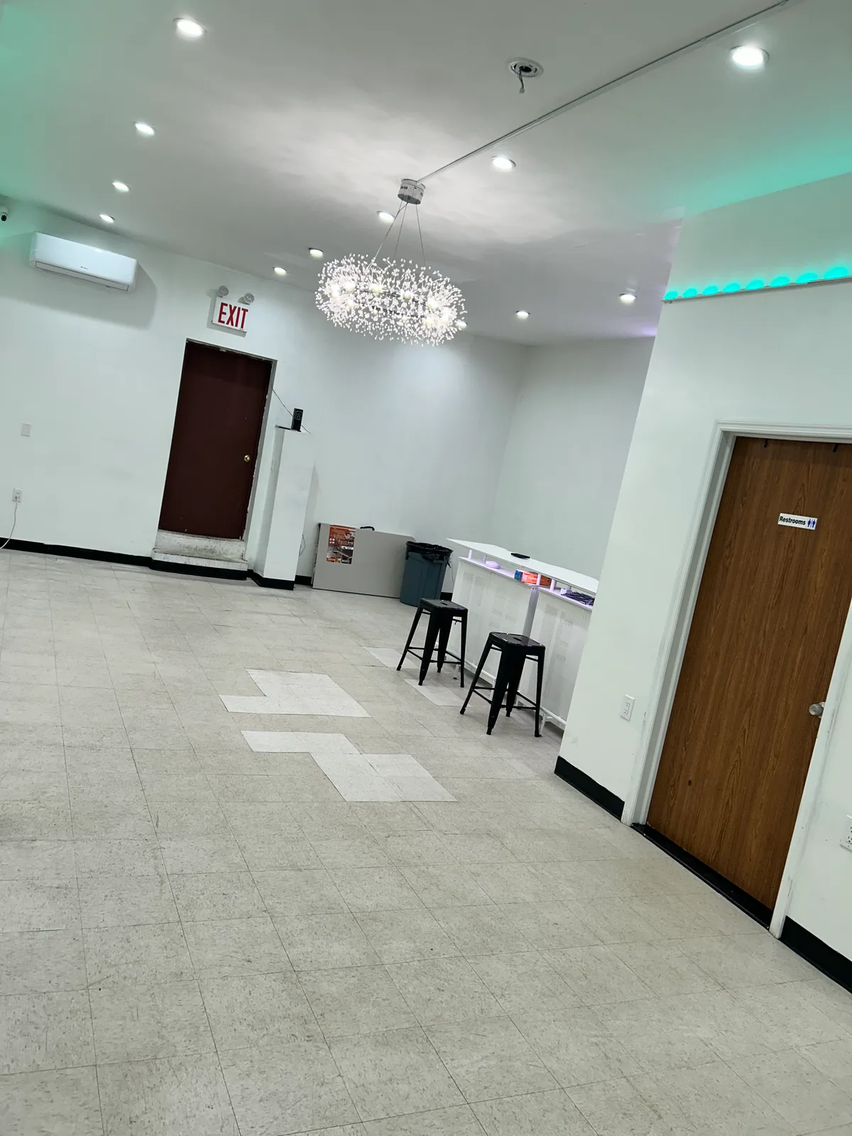 Versatile Event Space on Rockaway Boulevard, 167 sqm, retail activation, pop-up rental in Queens