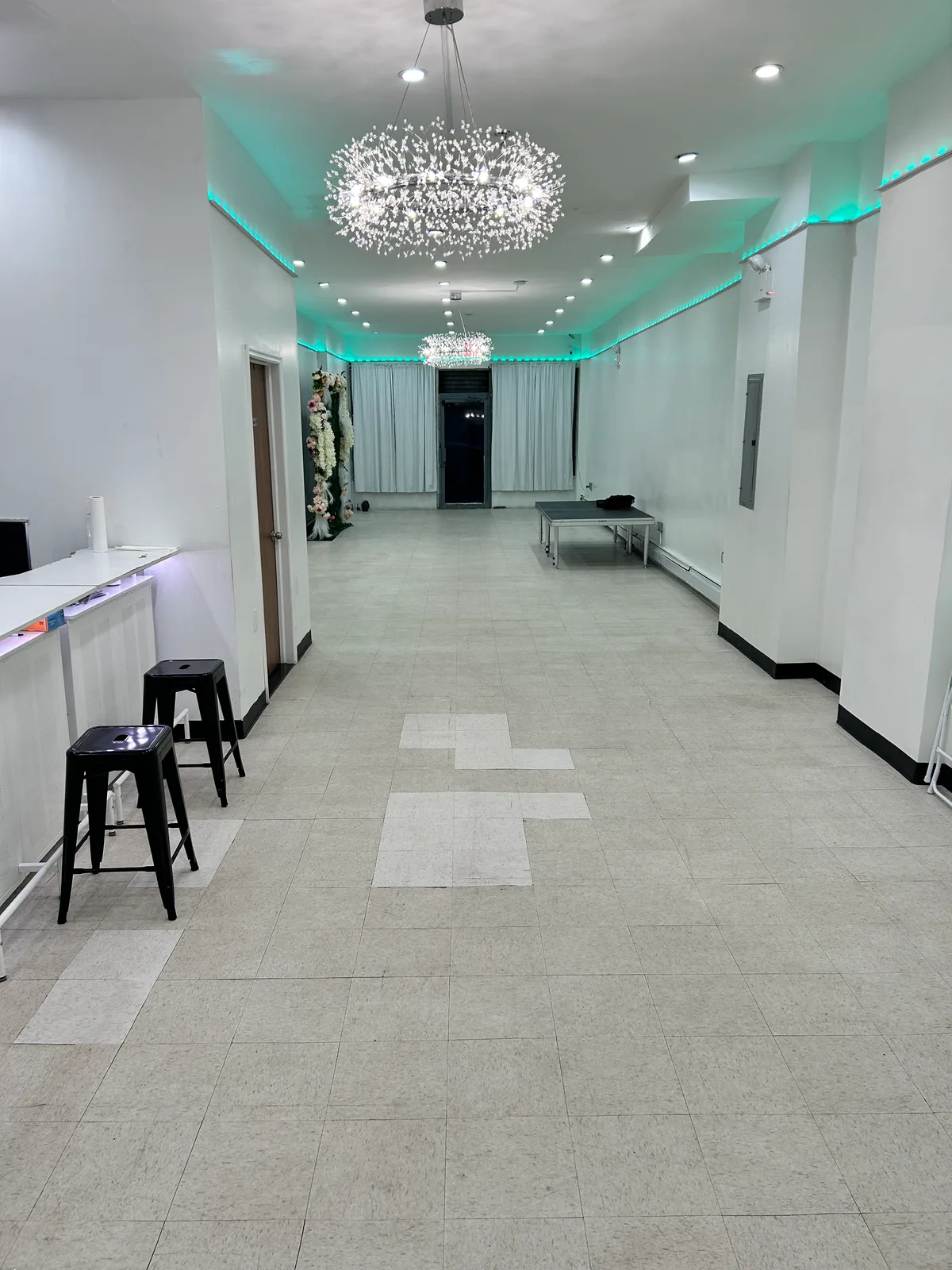 Versatile Event Space on Rockaway Boulevard, 167 sqm, retail activation, pop-up rental in Queens, second interior view