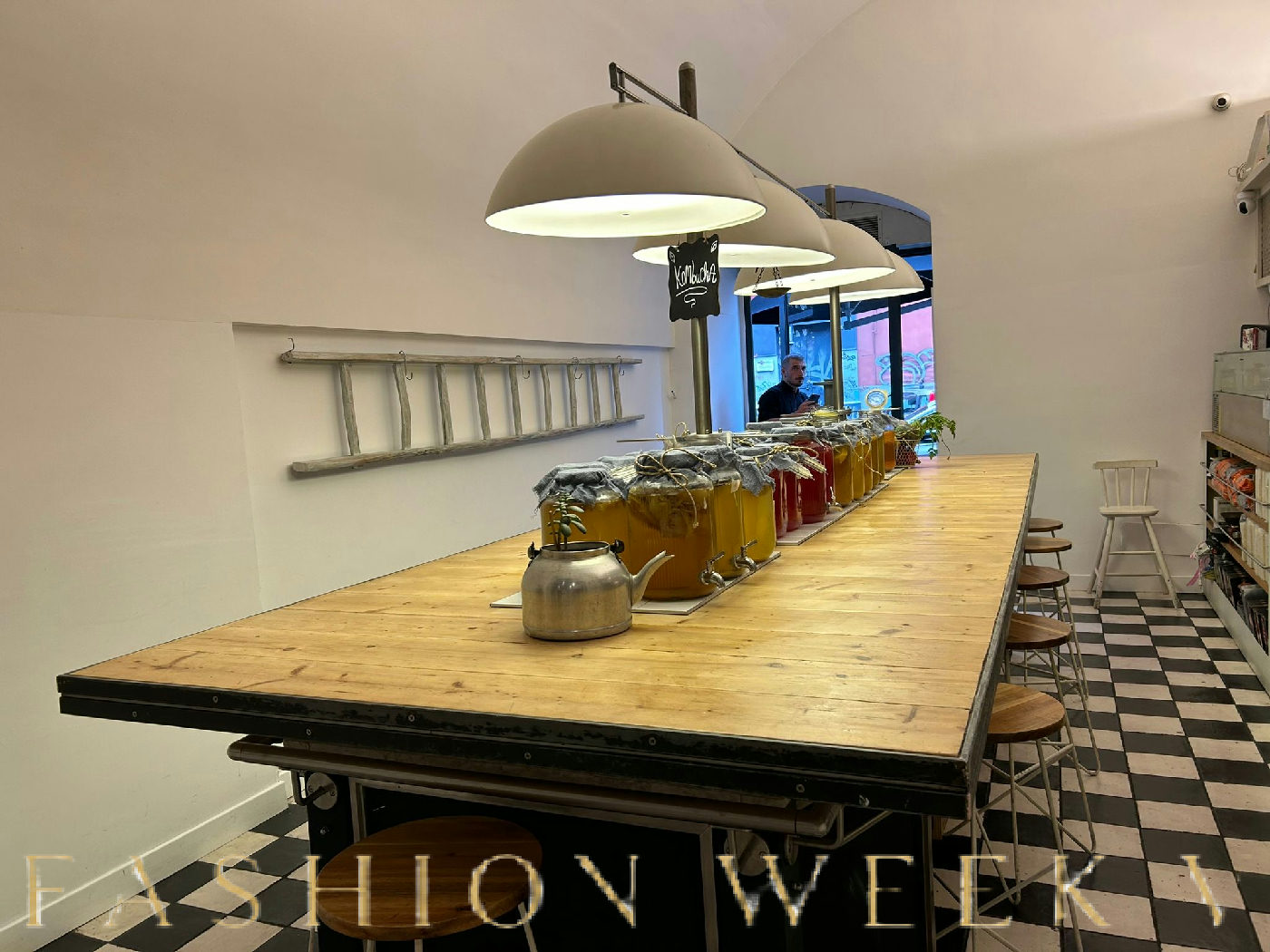 Versatile Event Space with Central Bar and Kitchen, 50 sqm, private event, pop-up rental in Napoli