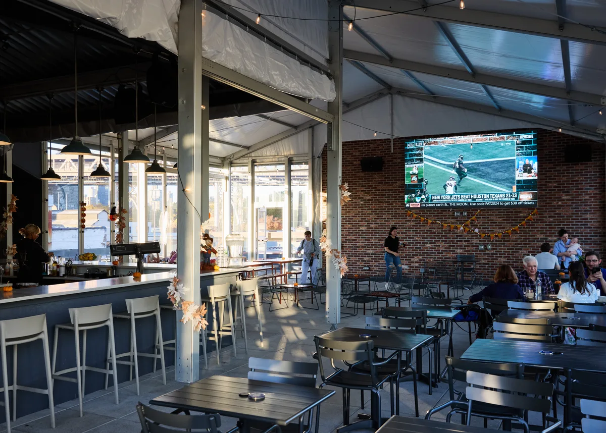 Versatile Event Space with Indoor and Rooftop Options, 743 sqm, corporate event, pop-up rental in Queens, additional interio…