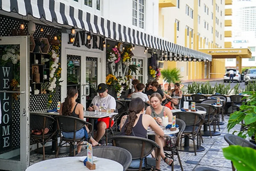 Versatile Event Space with On-Site Catering, 19 sqm, showroom presentation, pop-up rental in Miami Beach, second interior vi…