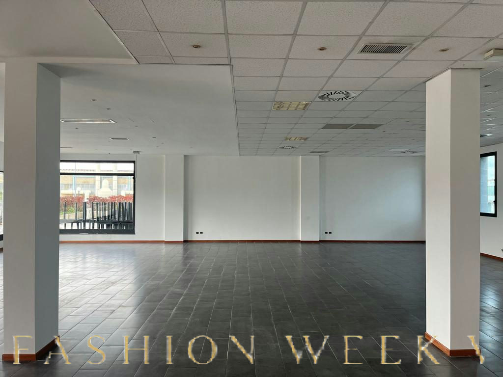 Versatile Event Space with Outdoor Area, 197 sqm, pop up store in Bellusco II