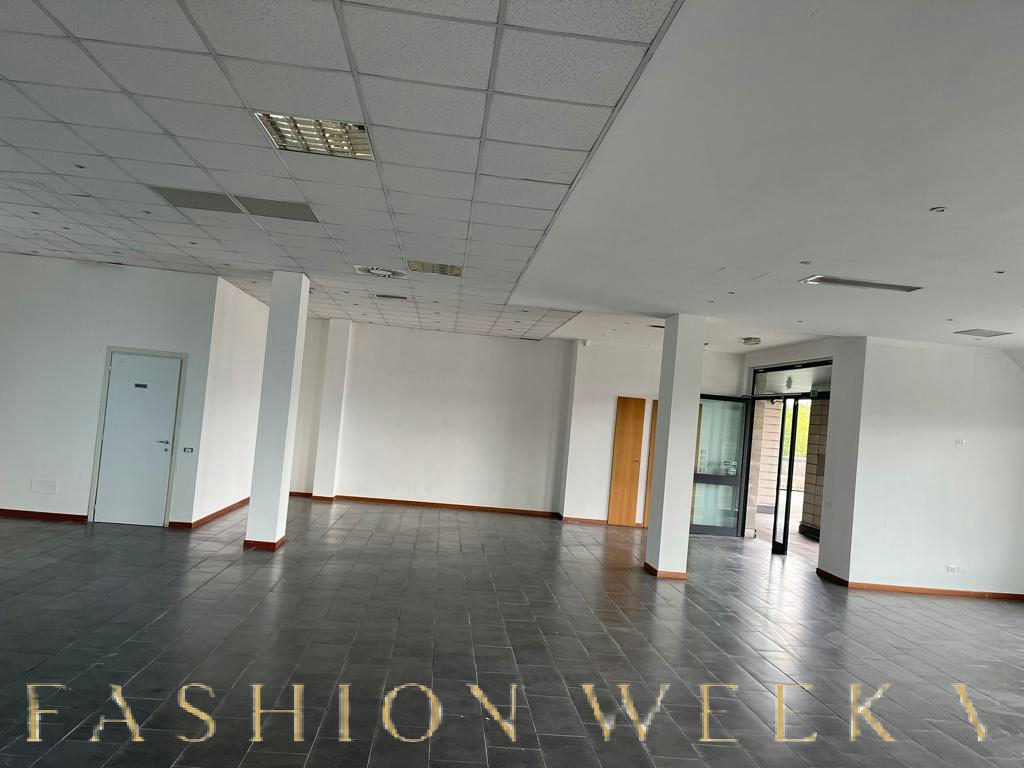 Versatile Event Space with Outdoor Area, 197 sqm, pop up store in Bellusco II, interior view