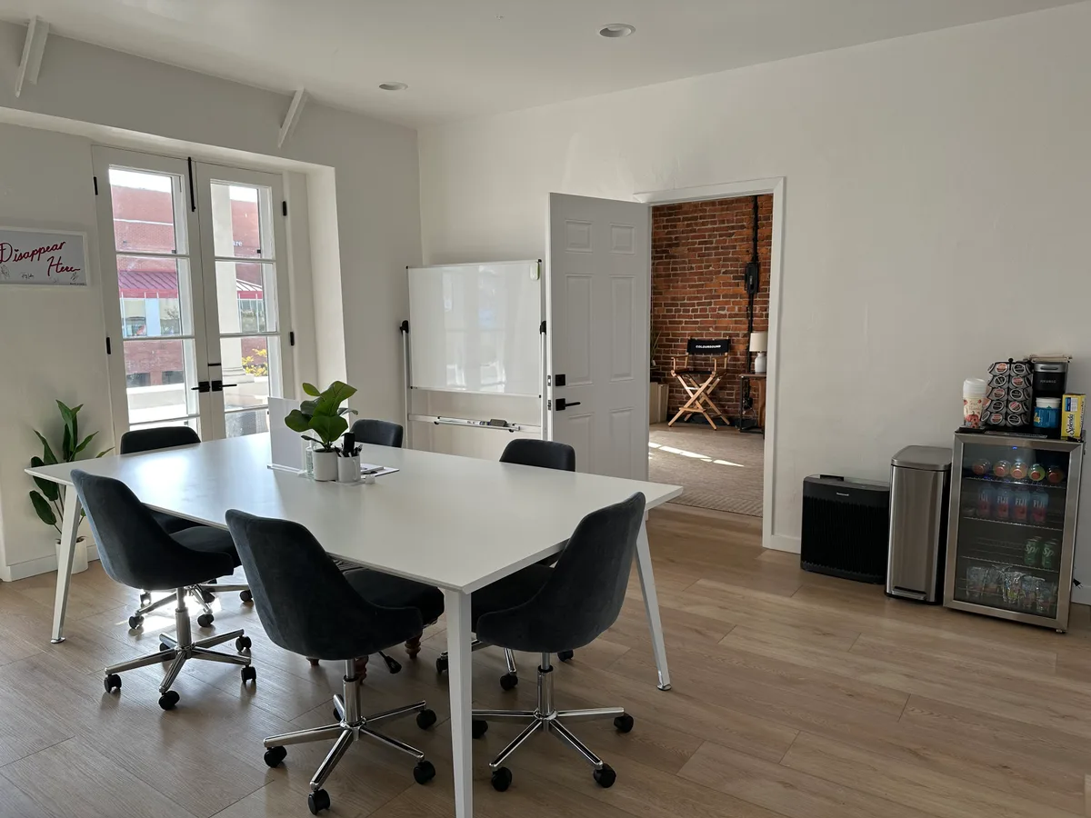 Versatile Event Space with Private Balcony in Los Angeles, 62 sqm, pop up store