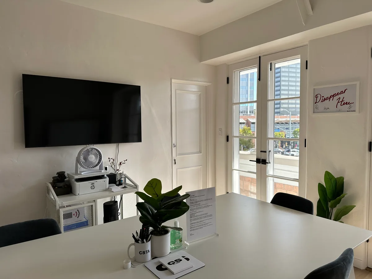 Versatile Event Space with Private Balcony in Los Angeles, 62 sqm, pop up store, interior view
