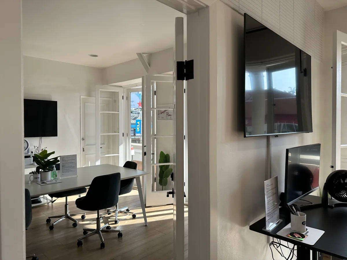 Versatile Event Space with Private Balcony in Los Angeles, 62 sqm, pop up store, second interior view