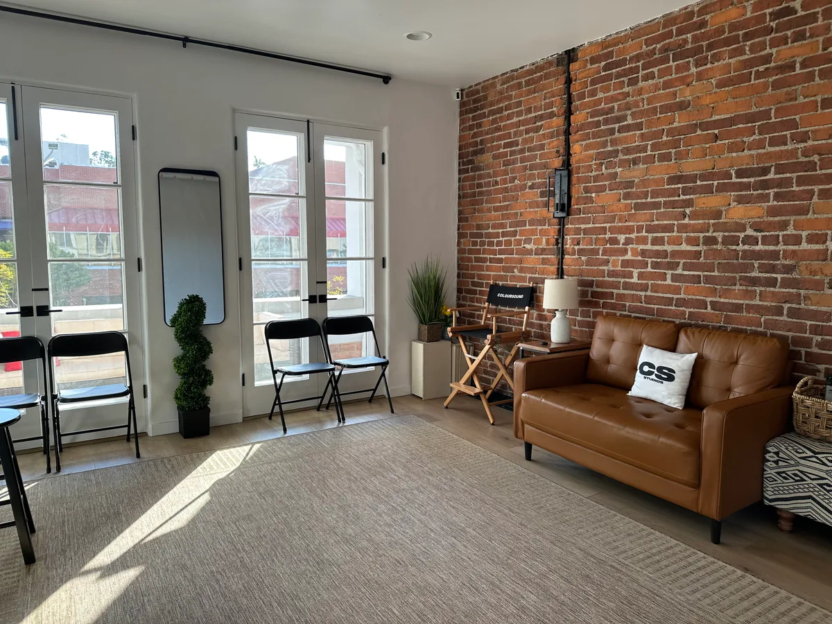 Versatile Event Space with Private Balcony in Los Angeles, 62 sqm, pop up store, additional interior view