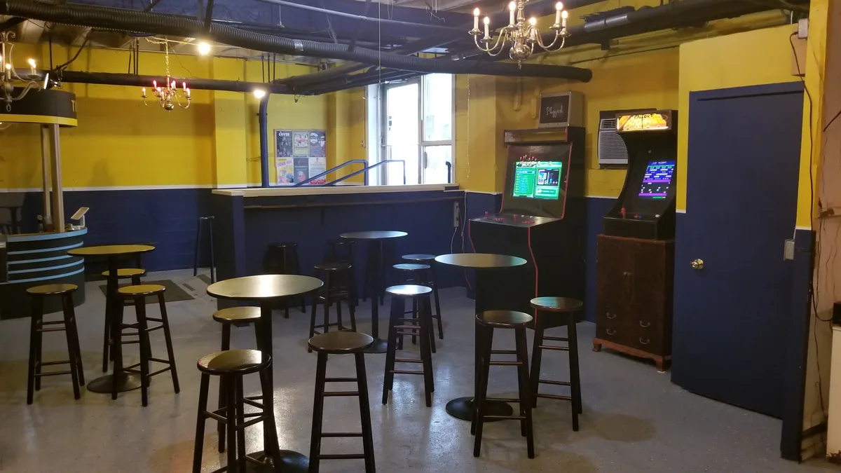 Versatile Event Space with Stage and Green Room in Austin, 120 sqm, photo shoot, pop-up rental
