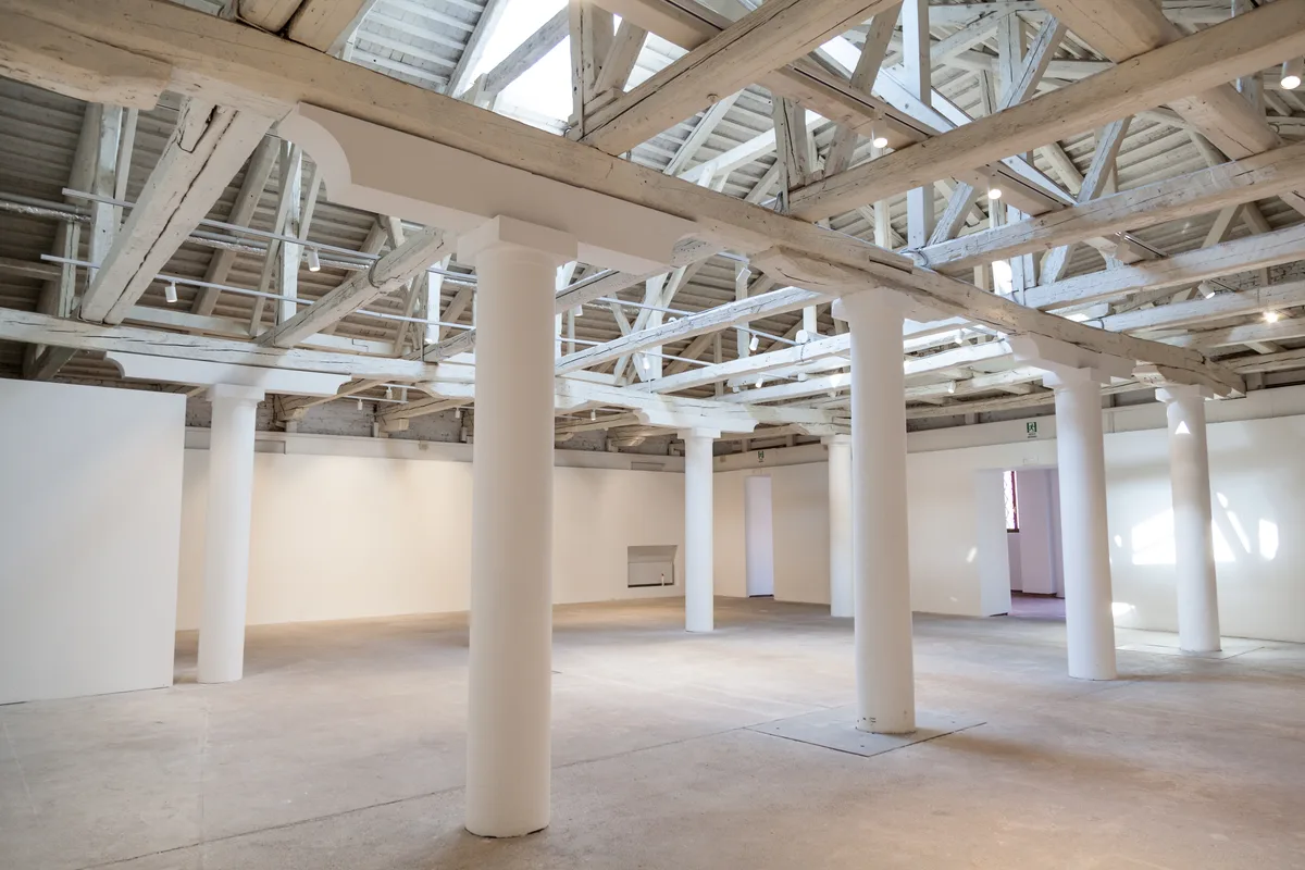 Versatile Exhibition Space with Water Access, 380 sqm, retail activation, pop-up rental in Venezia