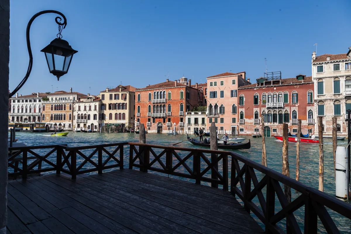 Versatile Exhibition Space with Water Access, 380 sqm, retail activation, pop-up rental in Venezia, interior view