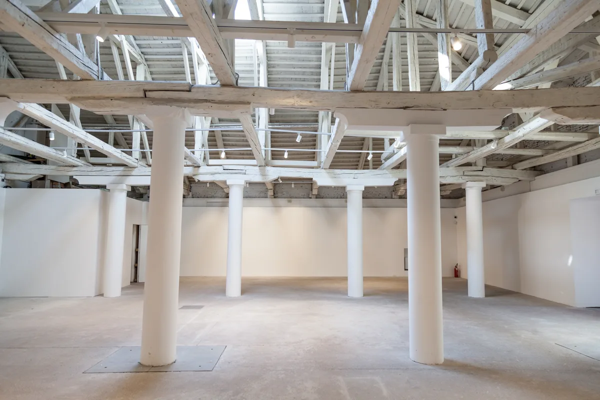 Versatile Exhibition Space with Water Access, 380 sqm, retail activation, pop-up rental in Venezia, additional interior view